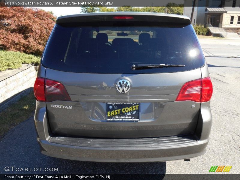 Meteor Gray Metallic / Aero Gray 2010 Volkswagen Routan S