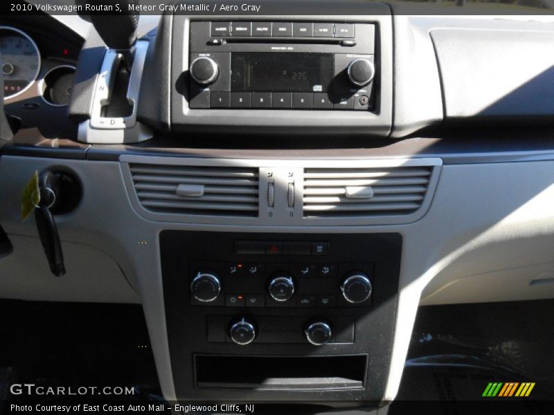 Meteor Gray Metallic / Aero Gray 2010 Volkswagen Routan S