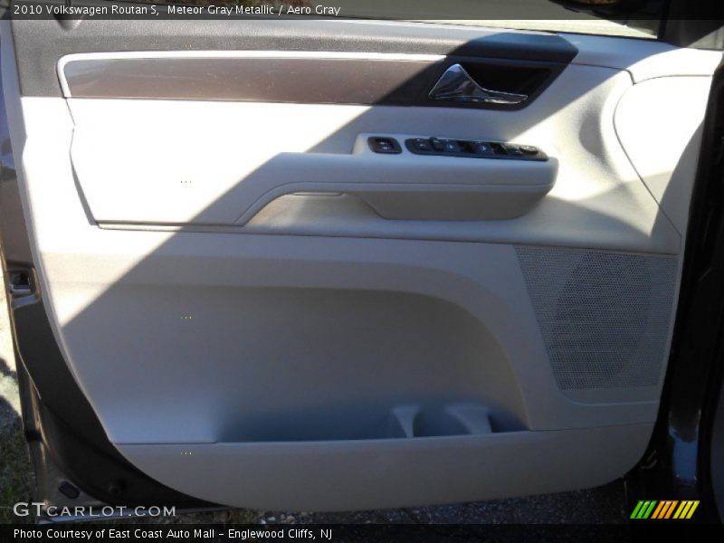 Meteor Gray Metallic / Aero Gray 2010 Volkswagen Routan S