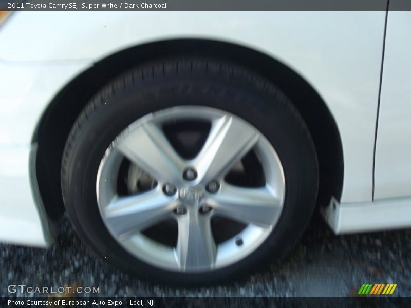 Super White / Dark Charcoal 2011 Toyota Camry SE