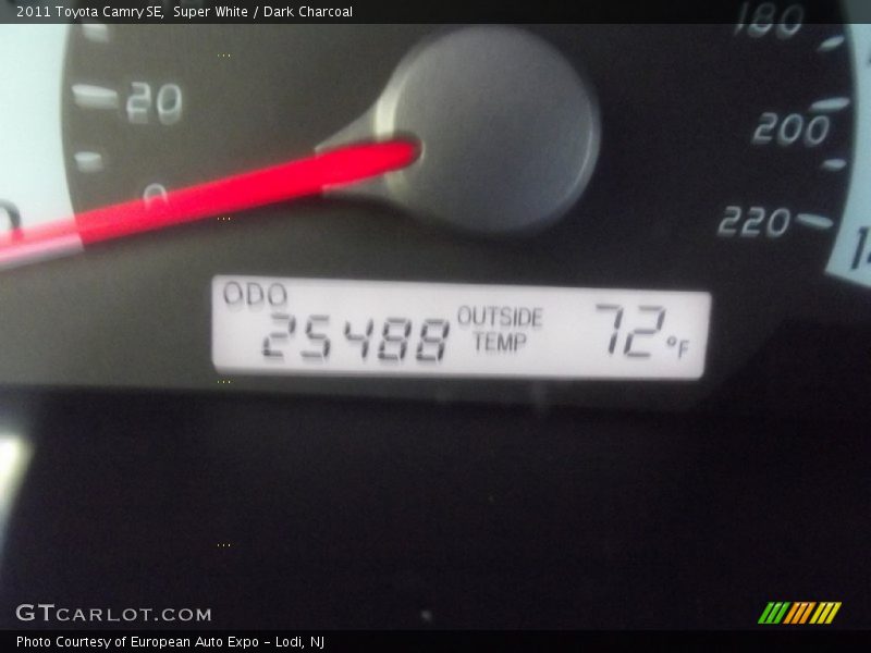 Super White / Dark Charcoal 2011 Toyota Camry SE