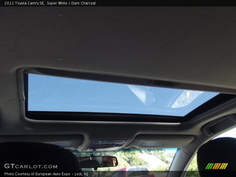 Super White / Dark Charcoal 2011 Toyota Camry SE