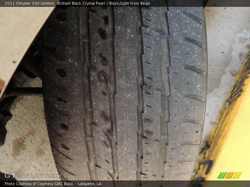 Brilliant Black Crystal Pearl / Black/Light Frost Beige 2011 Chrysler 300 Limited