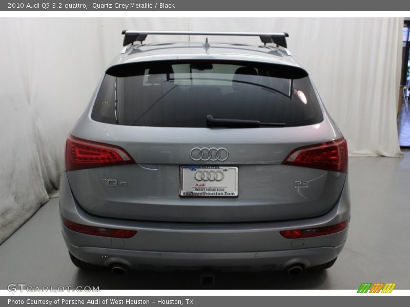 Quartz Grey Metallic / Black 2010 Audi Q5 3.2 quattro