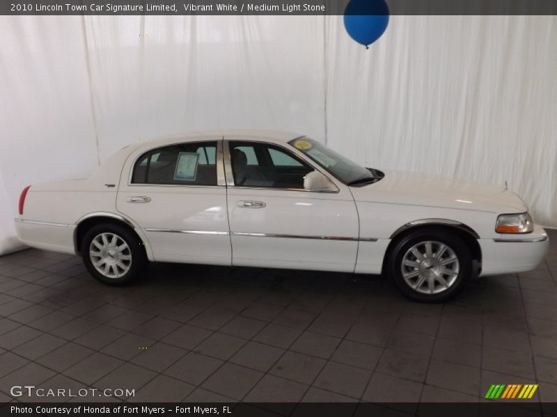 Vibrant White / Medium Light Stone 2010 Lincoln Town Car Signature Limited
