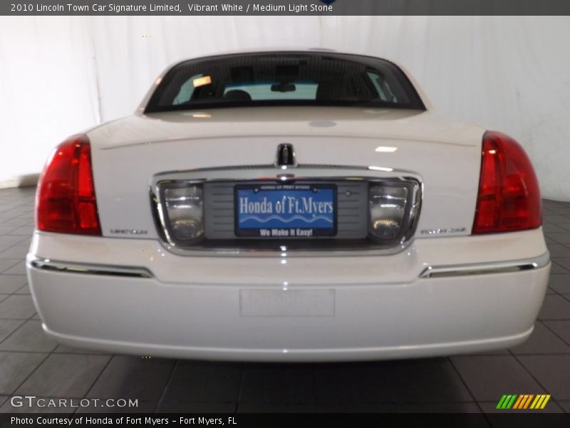 Vibrant White / Medium Light Stone 2010 Lincoln Town Car Signature Limited