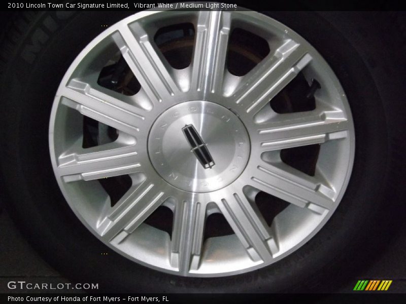 Vibrant White / Medium Light Stone 2010 Lincoln Town Car Signature Limited