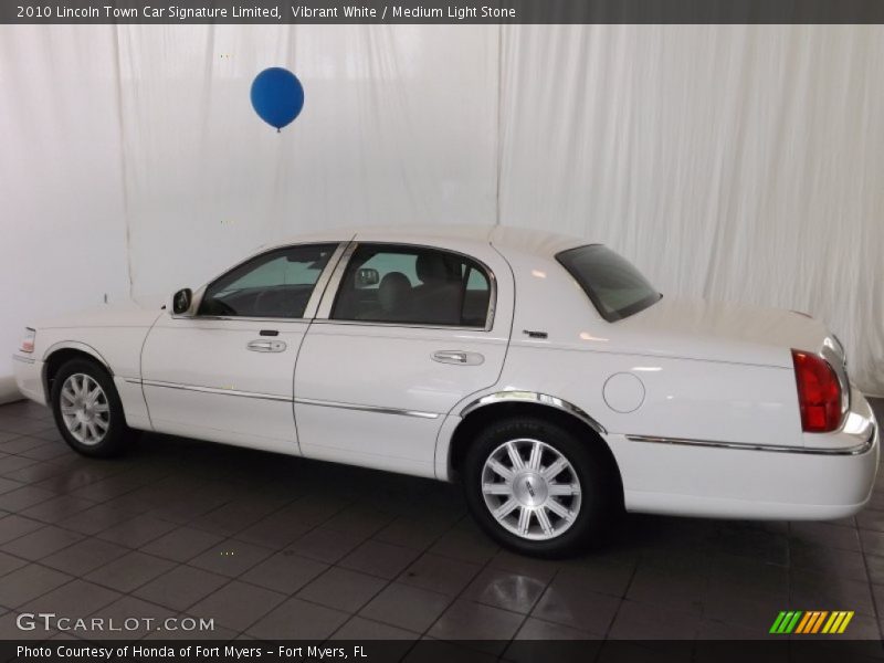 Vibrant White / Medium Light Stone 2010 Lincoln Town Car Signature Limited