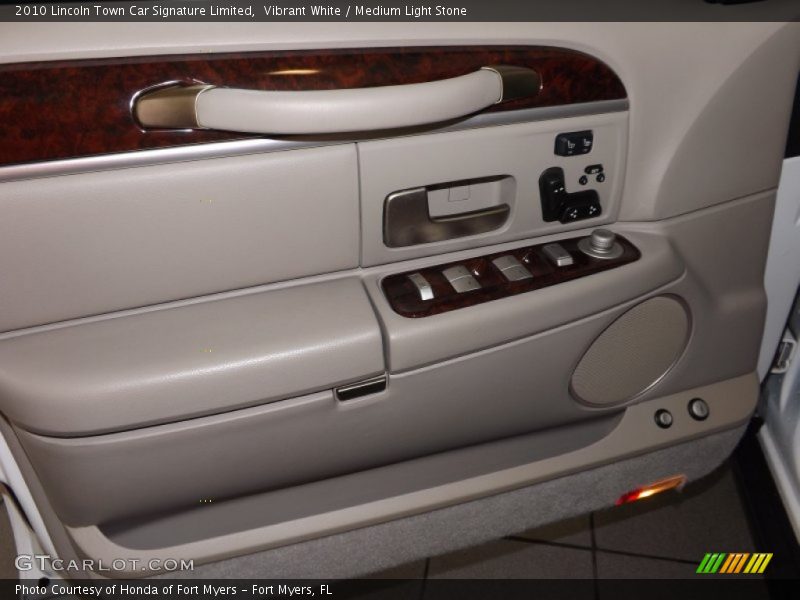 Vibrant White / Medium Light Stone 2010 Lincoln Town Car Signature Limited