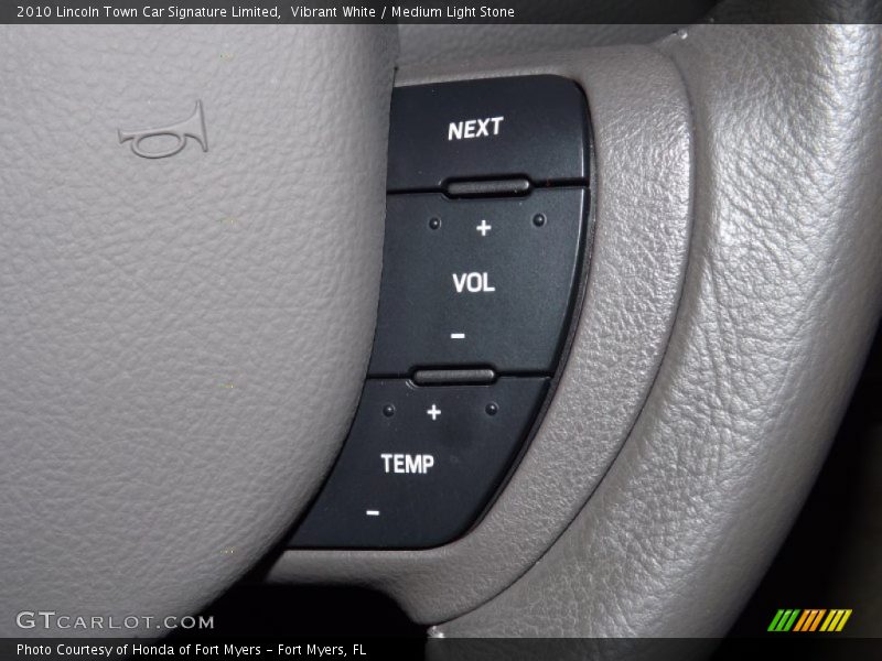 Vibrant White / Medium Light Stone 2010 Lincoln Town Car Signature Limited