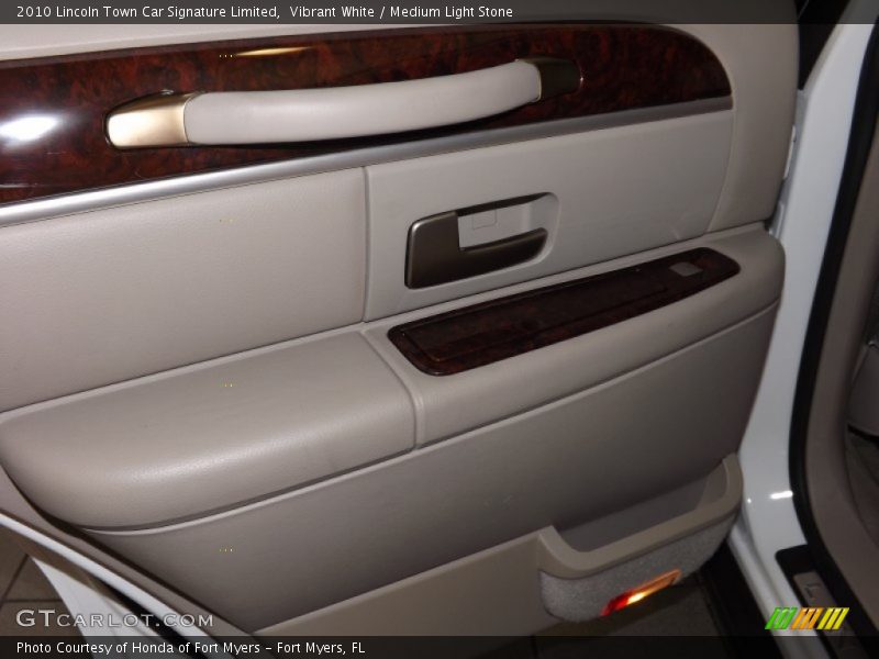 Vibrant White / Medium Light Stone 2010 Lincoln Town Car Signature Limited