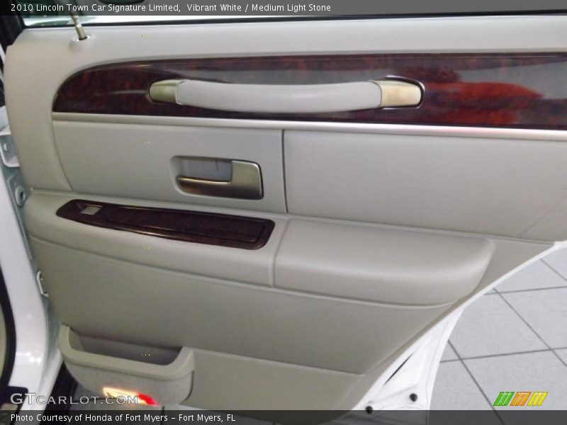 Vibrant White / Medium Light Stone 2010 Lincoln Town Car Signature Limited