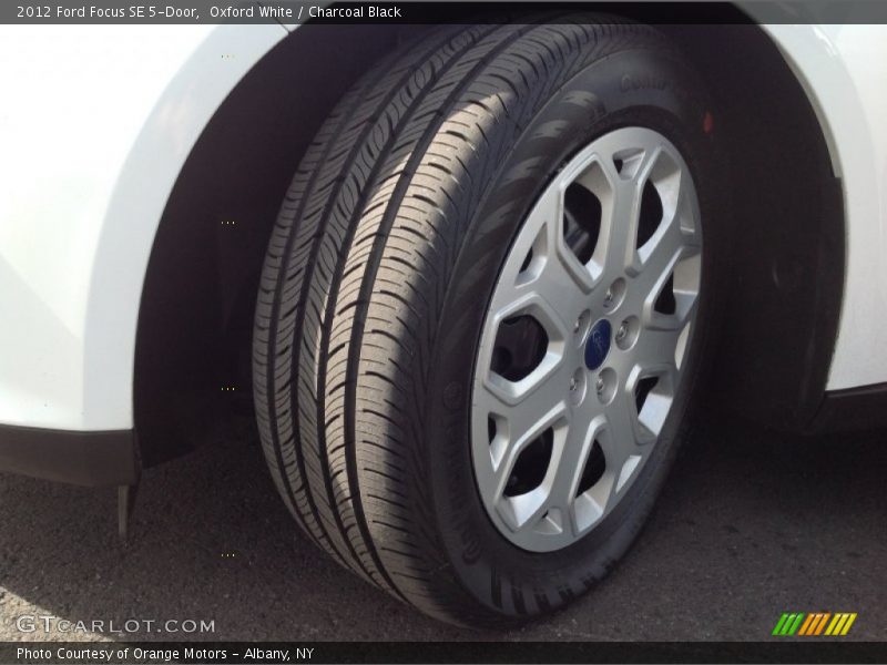 Oxford White / Charcoal Black 2012 Ford Focus SE 5-Door