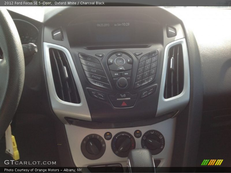 Oxford White / Charcoal Black 2012 Ford Focus SE 5-Door