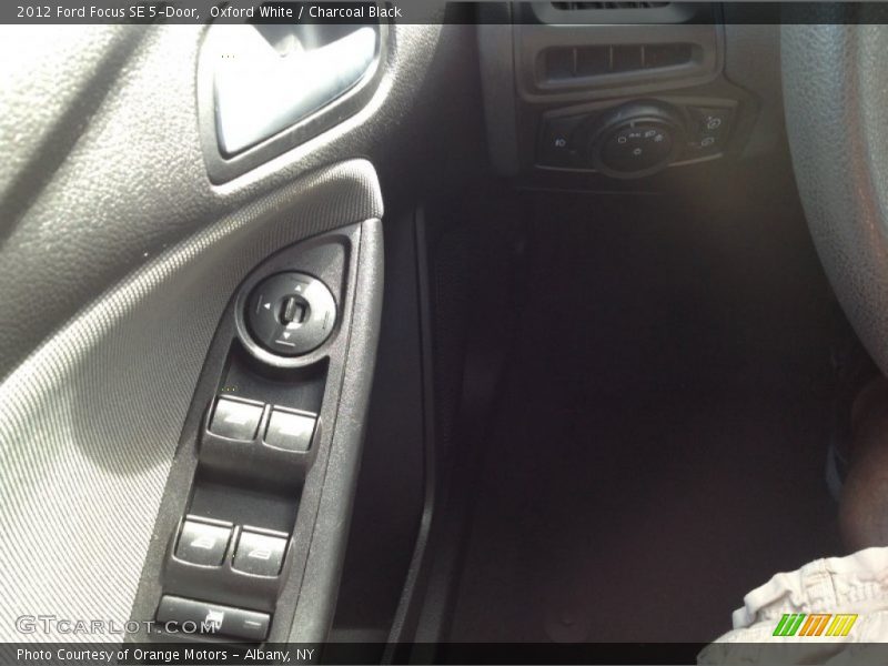 Oxford White / Charcoal Black 2012 Ford Focus SE 5-Door