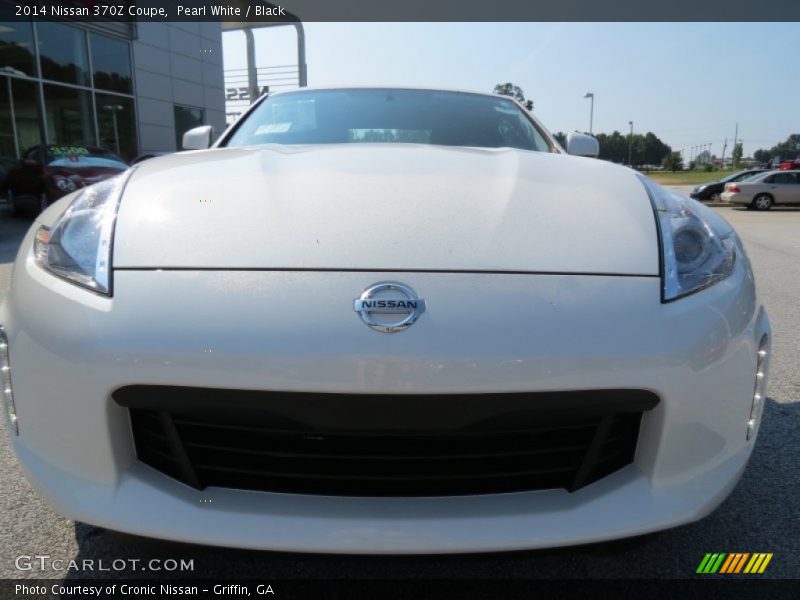 Pearl White / Black 2014 Nissan 370Z Coupe