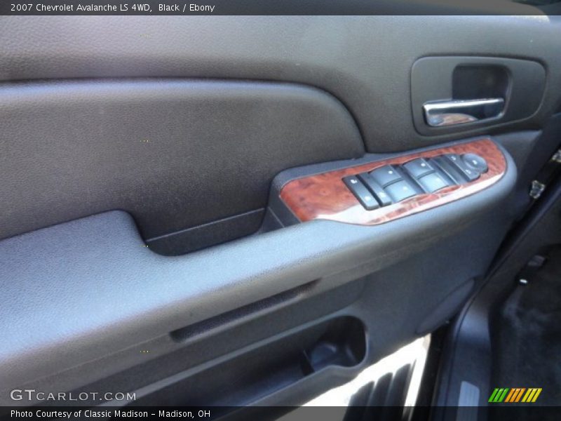 Black / Ebony 2007 Chevrolet Avalanche LS 4WD