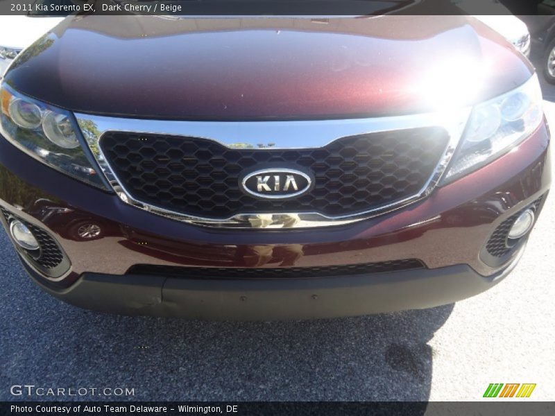 Dark Cherry / Beige 2011 Kia Sorento EX