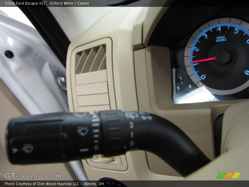 Oxford White / Camel 2009 Ford Escape XLT