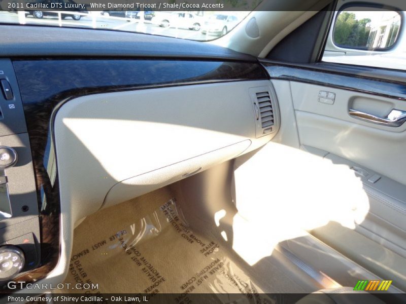 White Diamond Tricoat / Shale/Cocoa Accents 2011 Cadillac DTS Luxury