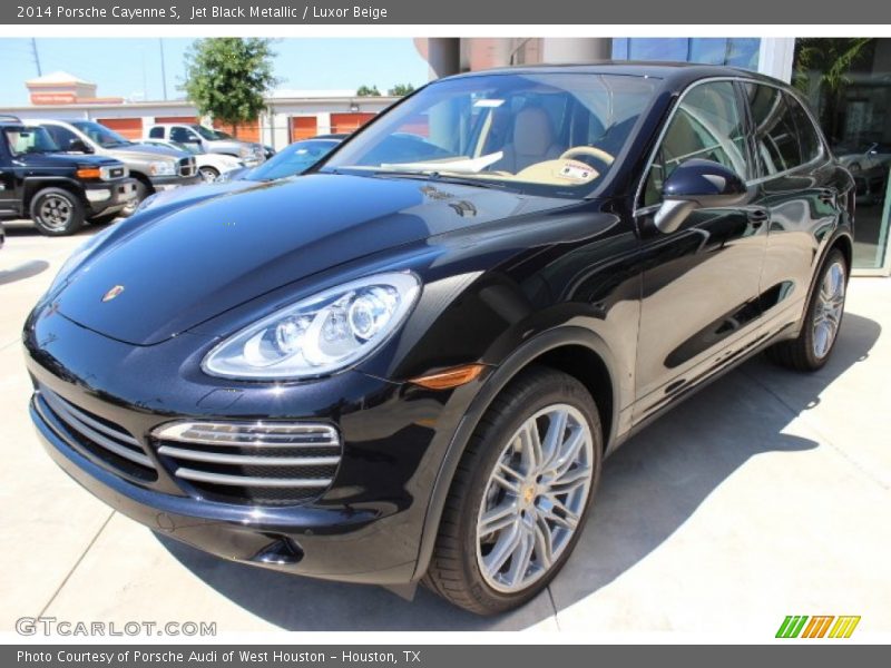Front 3/4 View of 2014 Cayenne S