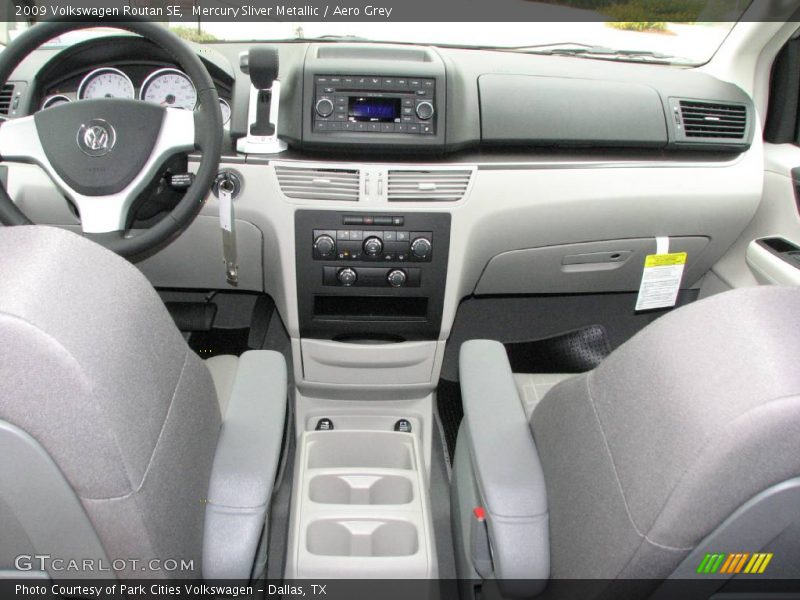 Mercury Sliver Metallic / Aero Grey 2009 Volkswagen Routan SE