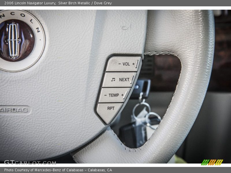 Controls of 2006 Navigator Luxury