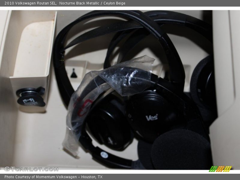Nocturne Black Metallic / Ceylon Beige 2010 Volkswagen Routan SEL