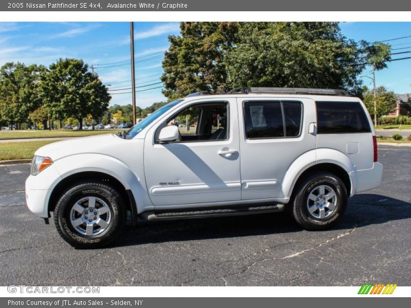 Avalanche White / Graphite 2005 Nissan Pathfinder SE 4x4