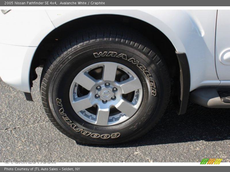 Avalanche White / Graphite 2005 Nissan Pathfinder SE 4x4
