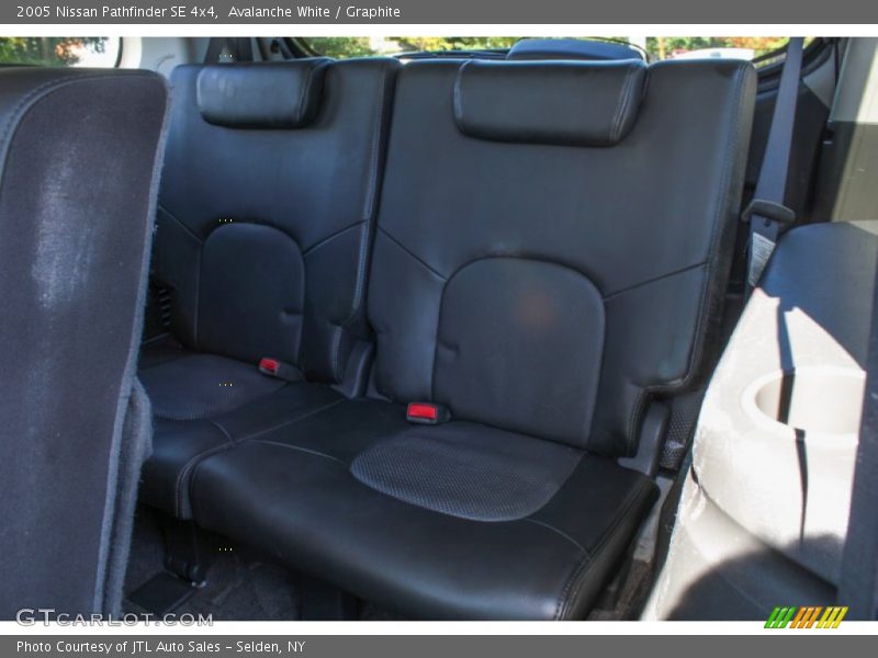 Avalanche White / Graphite 2005 Nissan Pathfinder SE 4x4