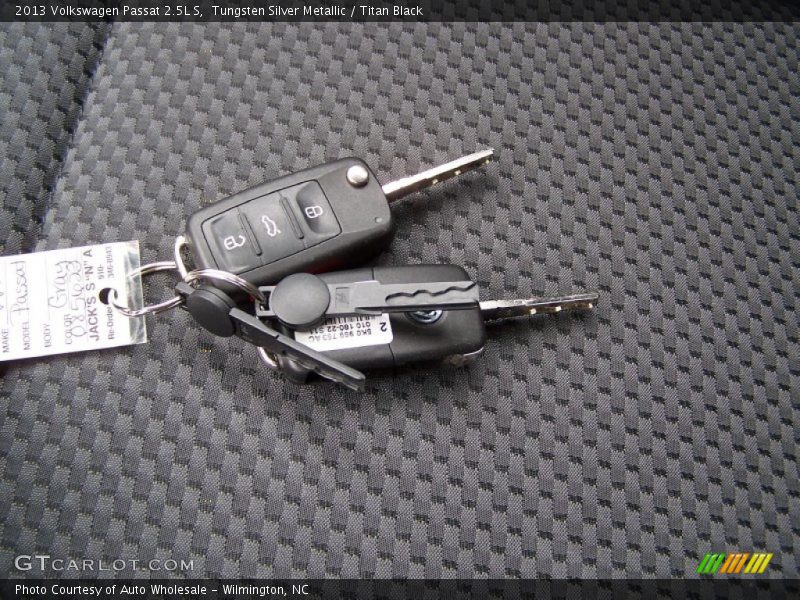 Tungsten Silver Metallic / Titan Black 2013 Volkswagen Passat 2.5L S