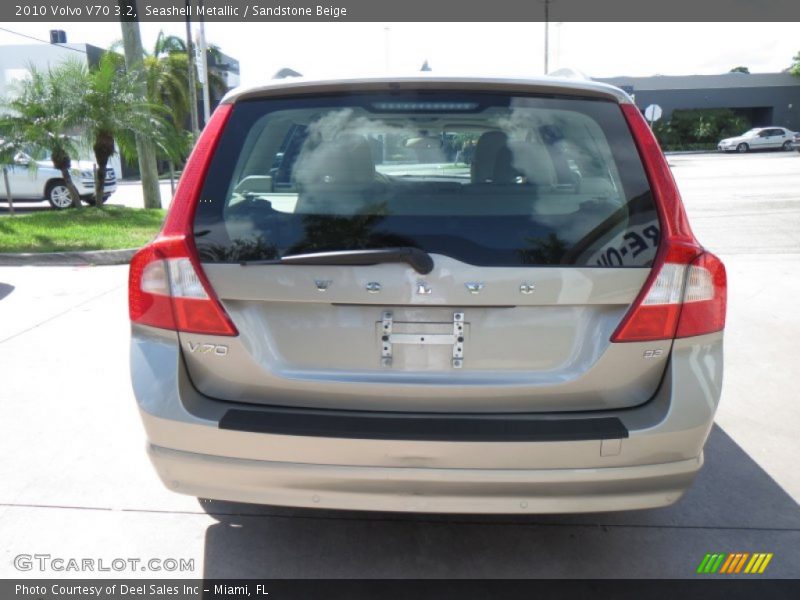 Seashell Metallic / Sandstone Beige 2010 Volvo V70 3.2