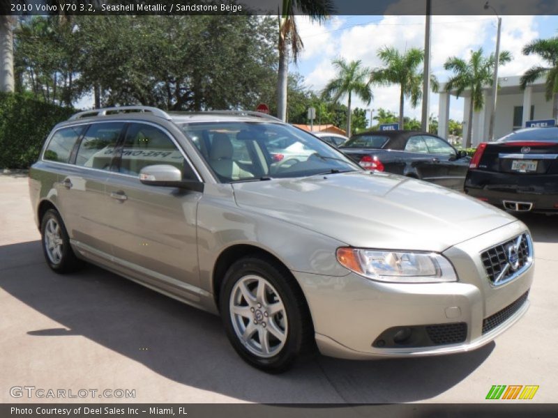 Front 3/4 View of 2010 V70 3.2