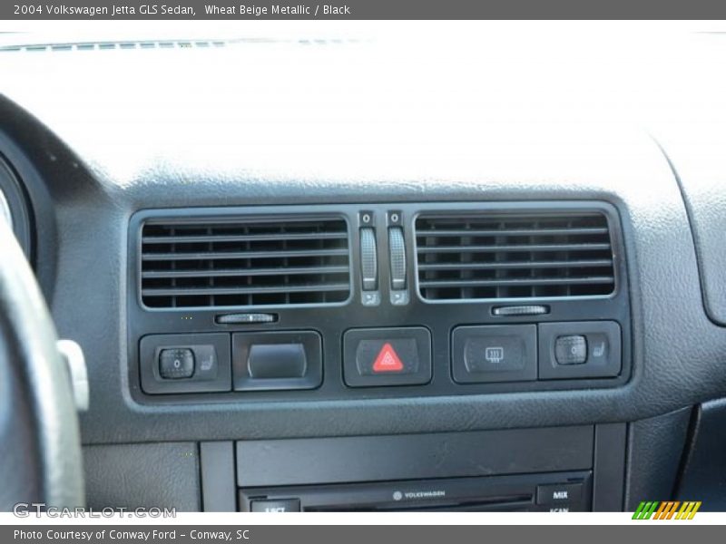 Wheat Beige Metallic / Black 2004 Volkswagen Jetta GLS Sedan