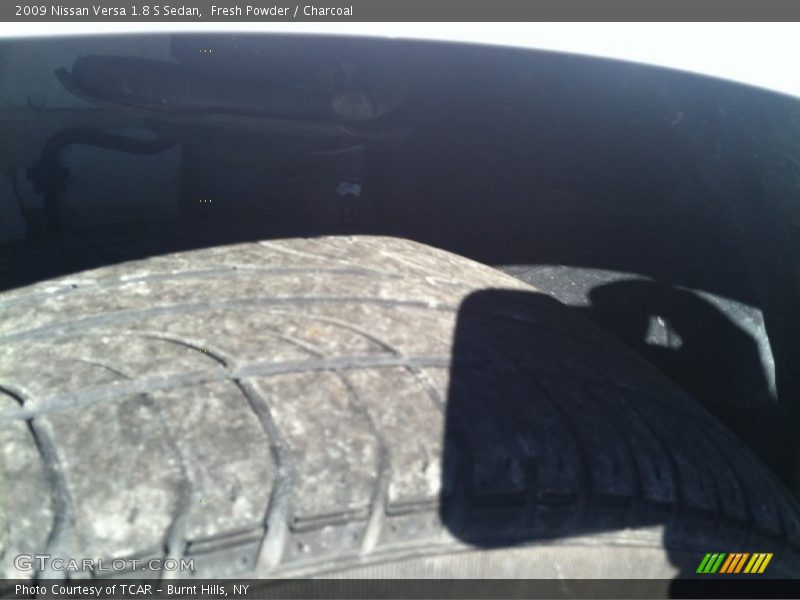 Fresh Powder / Charcoal 2009 Nissan Versa 1.8 S Sedan