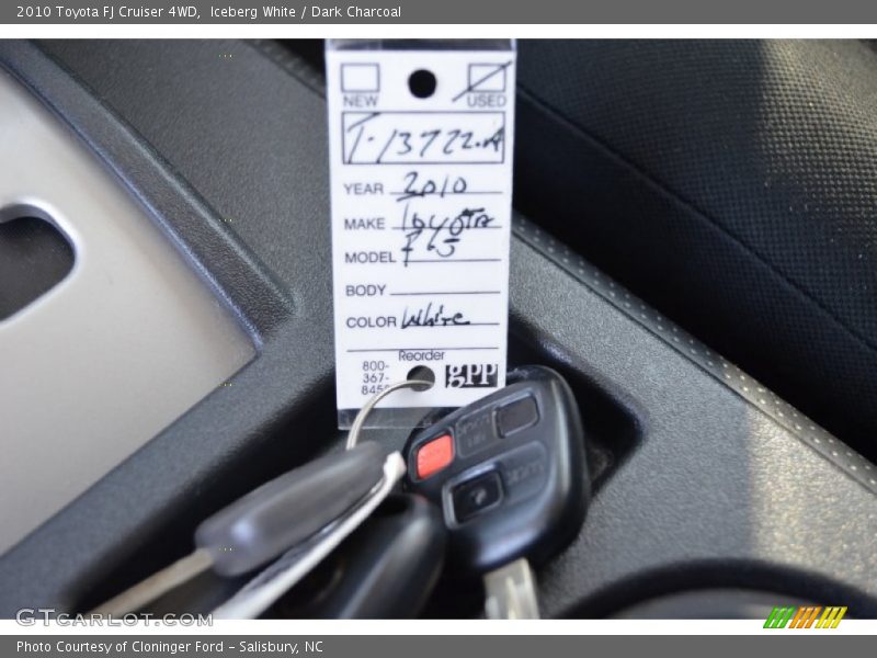 Iceberg White / Dark Charcoal 2010 Toyota FJ Cruiser 4WD