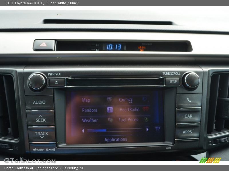 Super White / Black 2013 Toyota RAV4 XLE