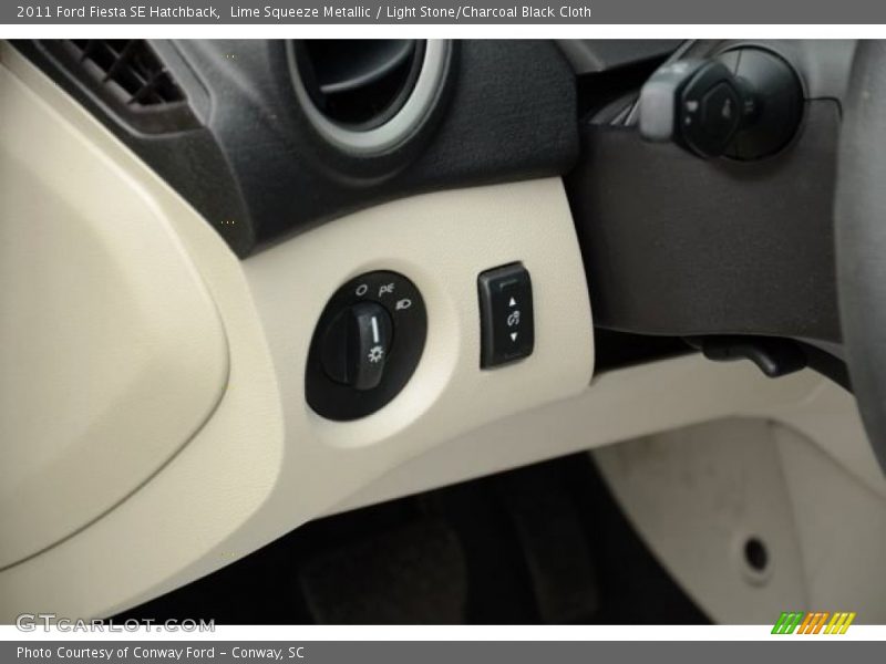 Lime Squeeze Metallic / Light Stone/Charcoal Black Cloth 2011 Ford Fiesta SE Hatchback