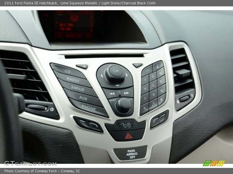 Lime Squeeze Metallic / Light Stone/Charcoal Black Cloth 2011 Ford Fiesta SE Hatchback