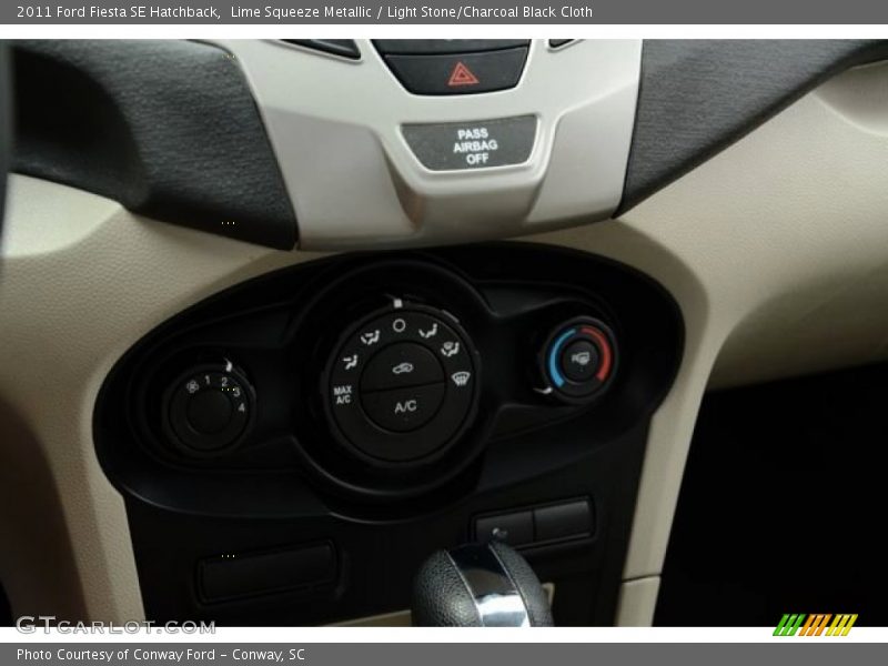 Lime Squeeze Metallic / Light Stone/Charcoal Black Cloth 2011 Ford Fiesta SE Hatchback