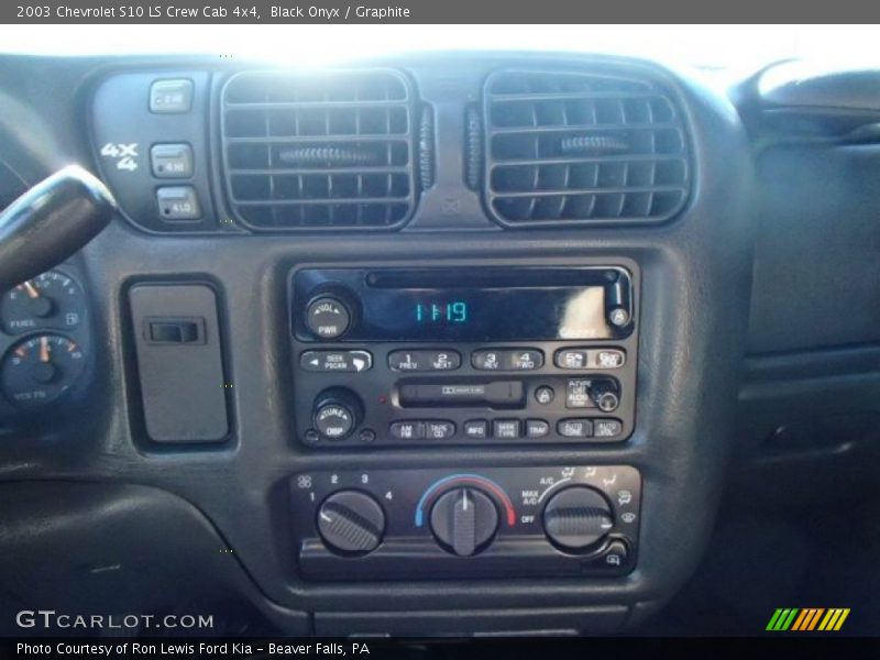 Black Onyx / Graphite 2003 Chevrolet S10 LS Crew Cab 4x4