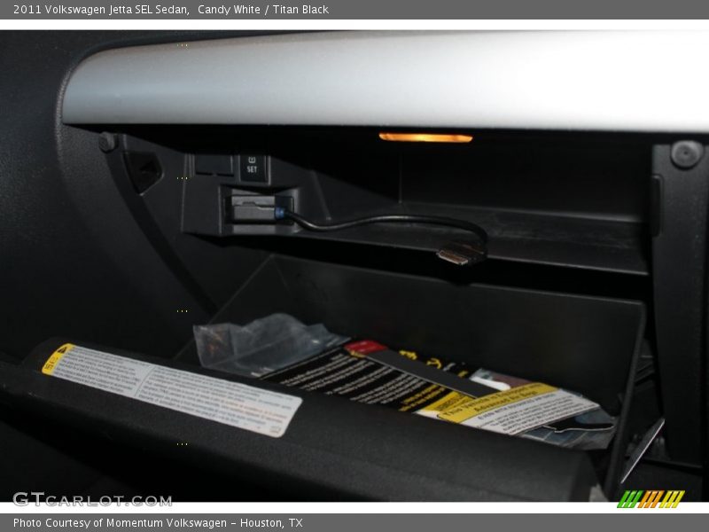 Candy White / Titan Black 2011 Volkswagen Jetta SEL Sedan