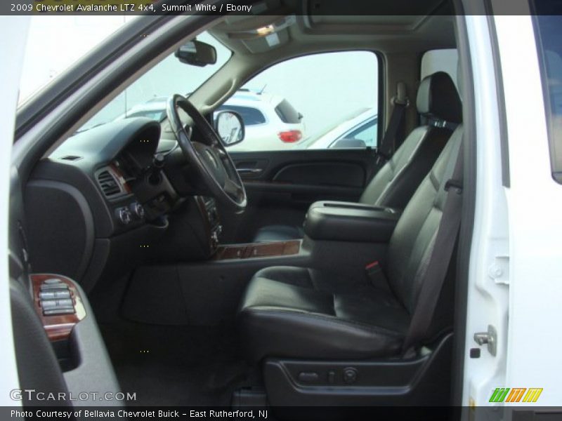 Summit White / Ebony 2009 Chevrolet Avalanche LTZ 4x4