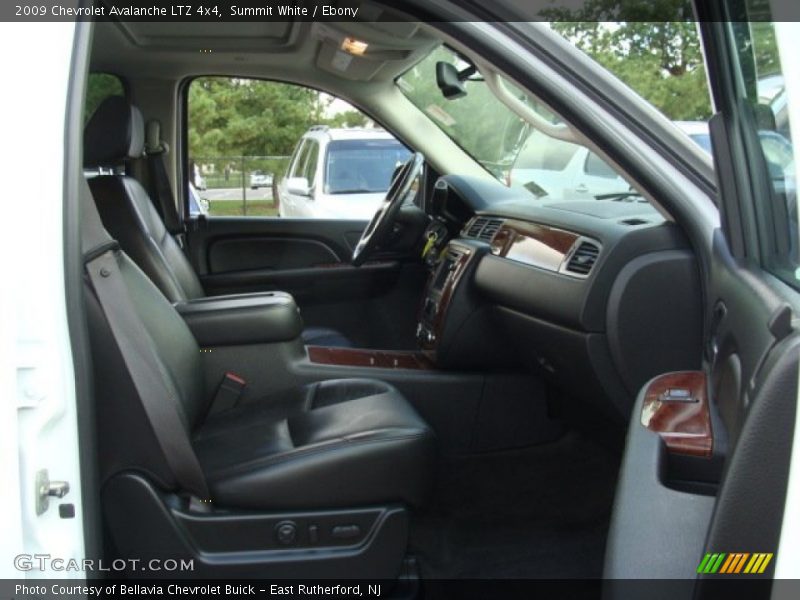 Summit White / Ebony 2009 Chevrolet Avalanche LTZ 4x4