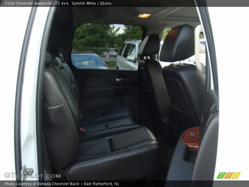 Summit White / Ebony 2009 Chevrolet Avalanche LTZ 4x4