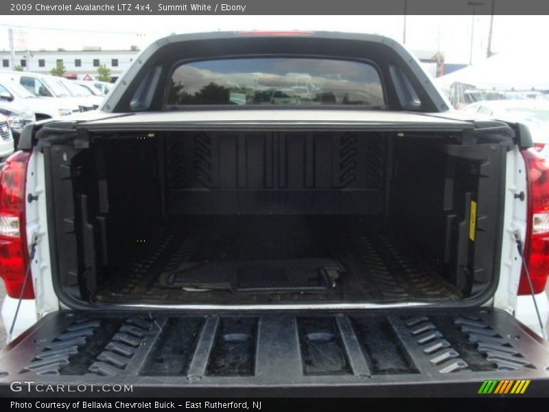 Summit White / Ebony 2009 Chevrolet Avalanche LTZ 4x4