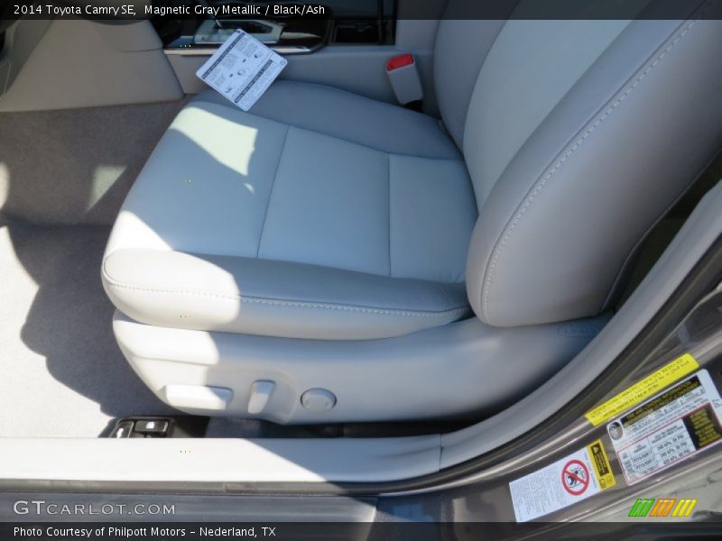 Magnetic Gray Metallic / Black/Ash 2014 Toyota Camry SE