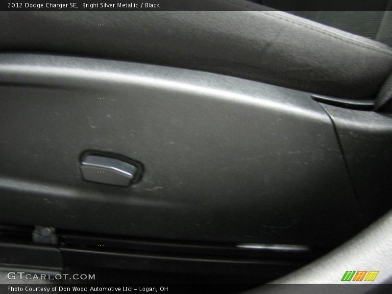 Bright Silver Metallic / Black 2012 Dodge Charger SE