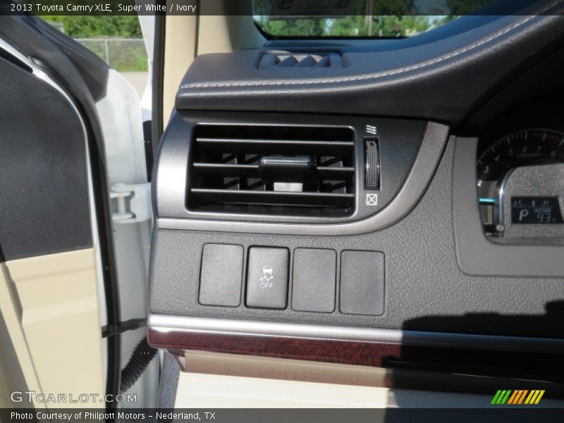 Super White / Ivory 2013 Toyota Camry XLE